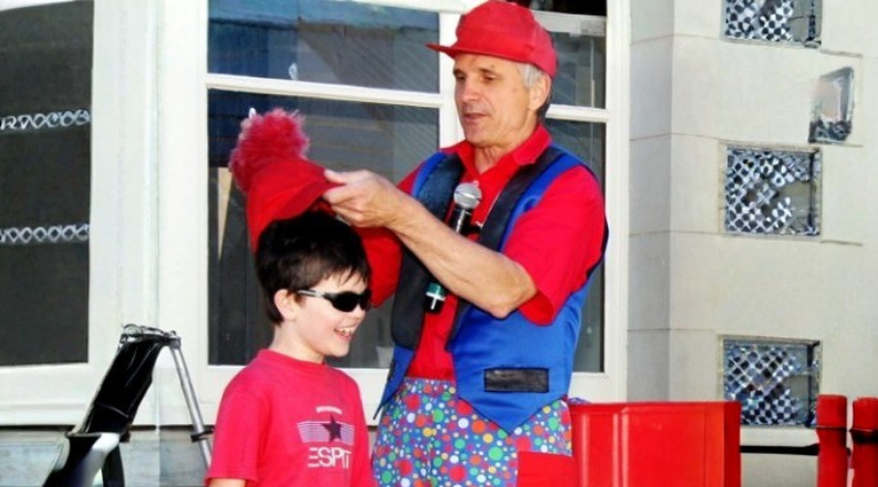 Balloonatics Bruce performing an amazing magic trick with excited children watching