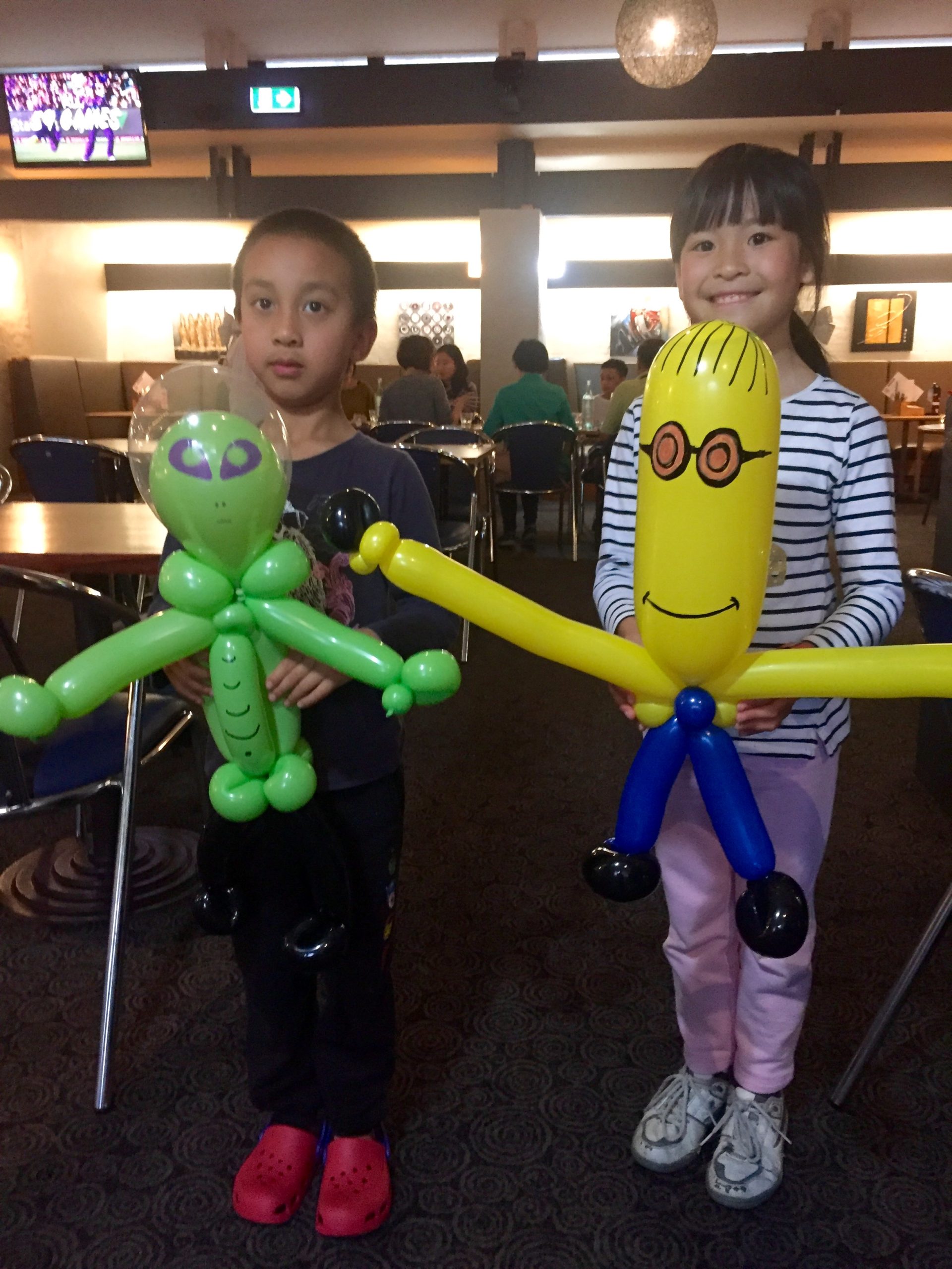 Magician Balloonatic Bruce twisting a balloon sculpture